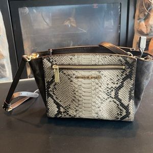 Michael Kor small shoulder bag. 9X7X3